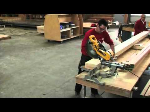 Skersinio pjovimo staklės DeWalt DWS780-QS (1675W, 305 mm) video