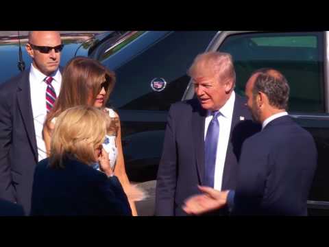 Oh la la Melania! Λουλουδάτη και… μυστηριώδης στο Παρίσι [pics, vids]