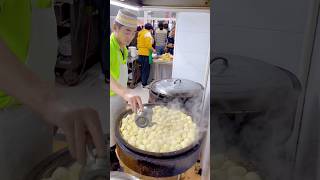Download lagu Pangsit Raksasa Sedang Dibuat di Warung Makan Cina yang Ramai 🥟🔥#shorts mp3
