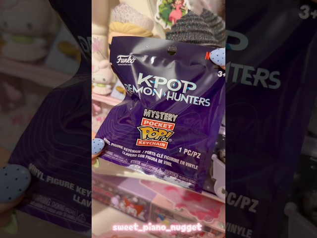 Vídeo relacionado con Funko Pop! Keychain: Netflix - KPOP Demon Hunters - Jinu - Llavero Llavero Original - Mini Figura Coleccionable - Regalo para calcetín - Idea de Regalo - Mercancía Oficial - Decoración para Mochila