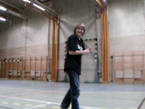 Joel skriker med basröst.