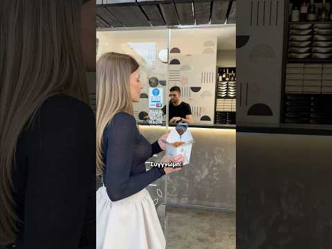 ΣΟΚ ΔΕΣ ΤΙ ΑΝΑΚΑΛΥΨΑΜΕ ΣΤΟ ΚΙΝΗΤΟ ΤΗΣ 😱 #japanesefood #humor #sushi