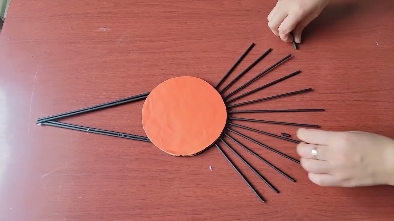 kết hợp những que giấy và hình tròn làm đồ treo tường đồ trang trí rất đẹp