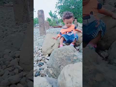 safiyah lagi main di pantai