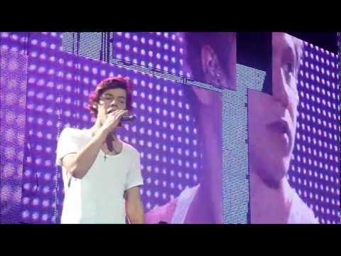 1D TMH Tour FRONT ROW - Live While We're Young (24/02/13)