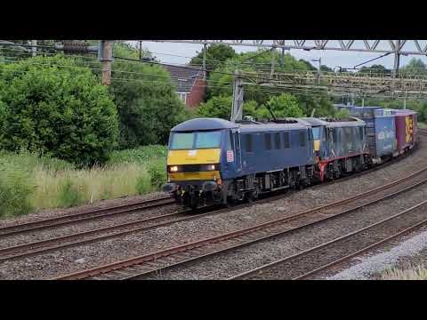 4S47 - DB90s - 90034 & 90021 - DB Blue and Donald Malcolm five mins early through the curve tonight