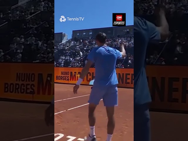 Tenista surpreende com saque por baixo em match point e gera climão| CNN ESPORTES