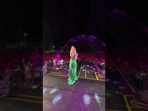 Joelma cantando Não faz sentido em Santa Maria das barreiras