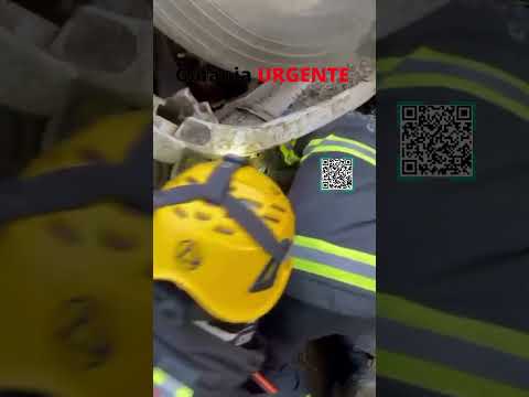 Carreta carregada de feijão capota e motorista é retirado das ferragens na GO-010, em Luziânia