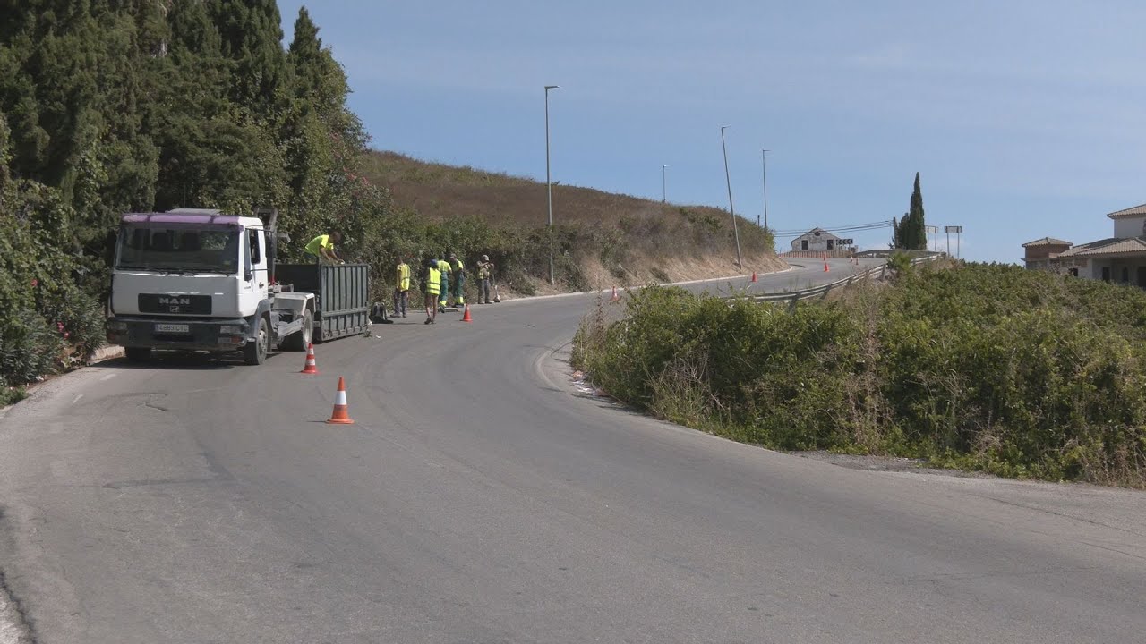 Limpieza de los arcenes de la A 377 entre Manilva y Sabinillas