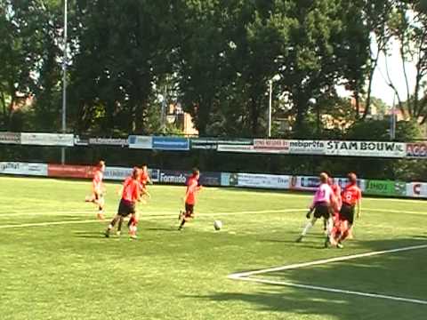 21 mei 2011 Nieuwerkerk D1 - VV De Meern D1 3-5 keeper Nieuwerkerk sta in de weg voor Luuk en Tim