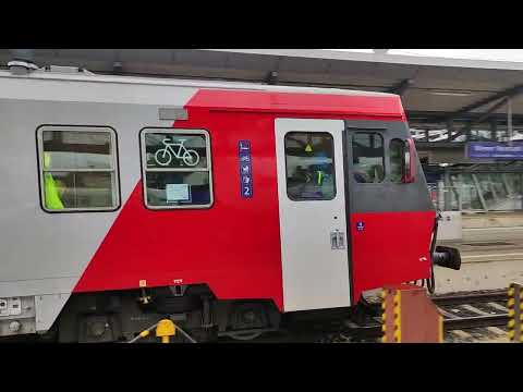 5047 094-7 als REX97 nach Gutenstein fährt in Wiener Neustadt Hbf ab am 17.05.2023