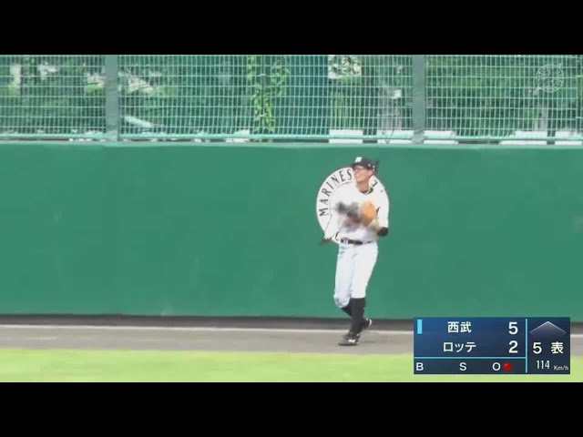 【ファーム】マリーンズ・岡 フェンス際の打球をナイスキャッチ!! 2021/6/23 M-L(ファーム)