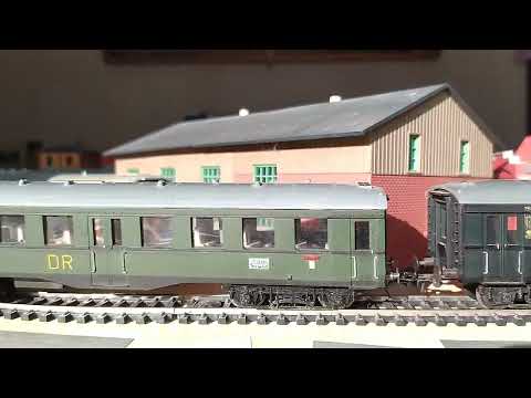 HRUSKA BR 84-es hozzáillő, '50-es évek végén gyártott 3. osztályú személyvonattal