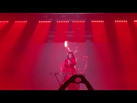 Chlöe How Does it Feel Live @chloebaileywashere #inpieces  #chloebailey #chrisbrown