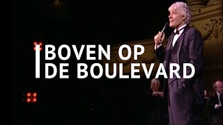 Songtekst Boven op de Boulevard  Boven op de boulevard Zitten hand in hand Twee oude mensen