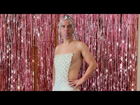 Dabiz Muñoz sigue con la tradición y se pone el vestido de las Campanadas 2021 de Cristina Pedroche