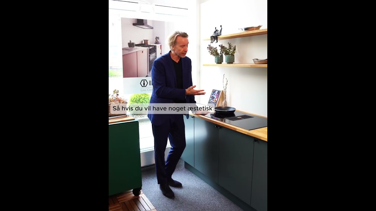 Robert viser ILVEs smarte komfur med integreret emhætte