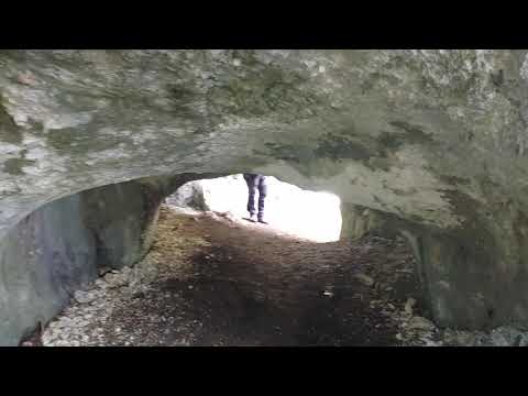 Trecerea prin primul tunel din Cheile Horoabei din Bucegi