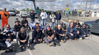 Il blocco stradale a Candela, agricoltori e autotrasportatori insieme contro i rincari