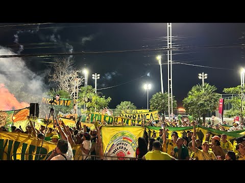 "Espectacular banderazo de los hinchas del Bucaramanga en Fortaleza. EMOCIONANTE." Barra: Fortaleza Leoparda Sur &bull; Club: Atlético Bucaramanga