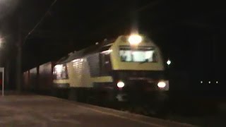 preview picture of video 'Noche de trenes en Villarrobledo (FFCC Madrid - Valencia)'