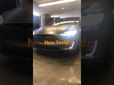 Thumbnail for Tesla en el car wash. by El Car
