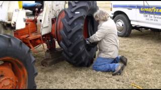 CASE / David Brown 1390 Tire Changing