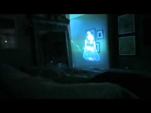 Chłopak wkręcił swoją śpiącą dziewczynę Hologramem Zjawy :) Prank