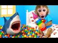 Singe Bon Bon Trouve Le Biberon Du Requin Dans La Salle Pleine De Jouets