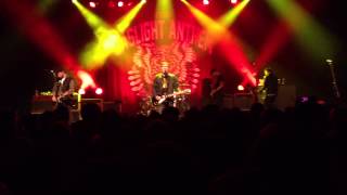The Gaslight Anthem - Crowd sing Here Comes My Man and She Loves You (Encore)