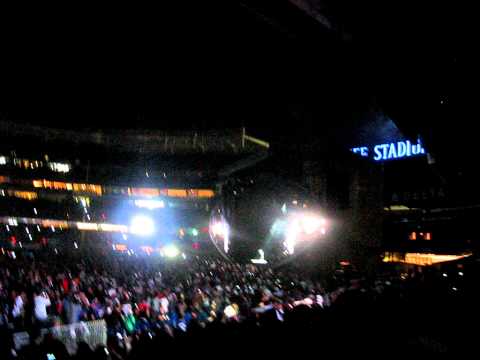 Jay-Z - Dynasty Roc La Familia Intro - [LIVE at Yankee Stadium 9/14/10]