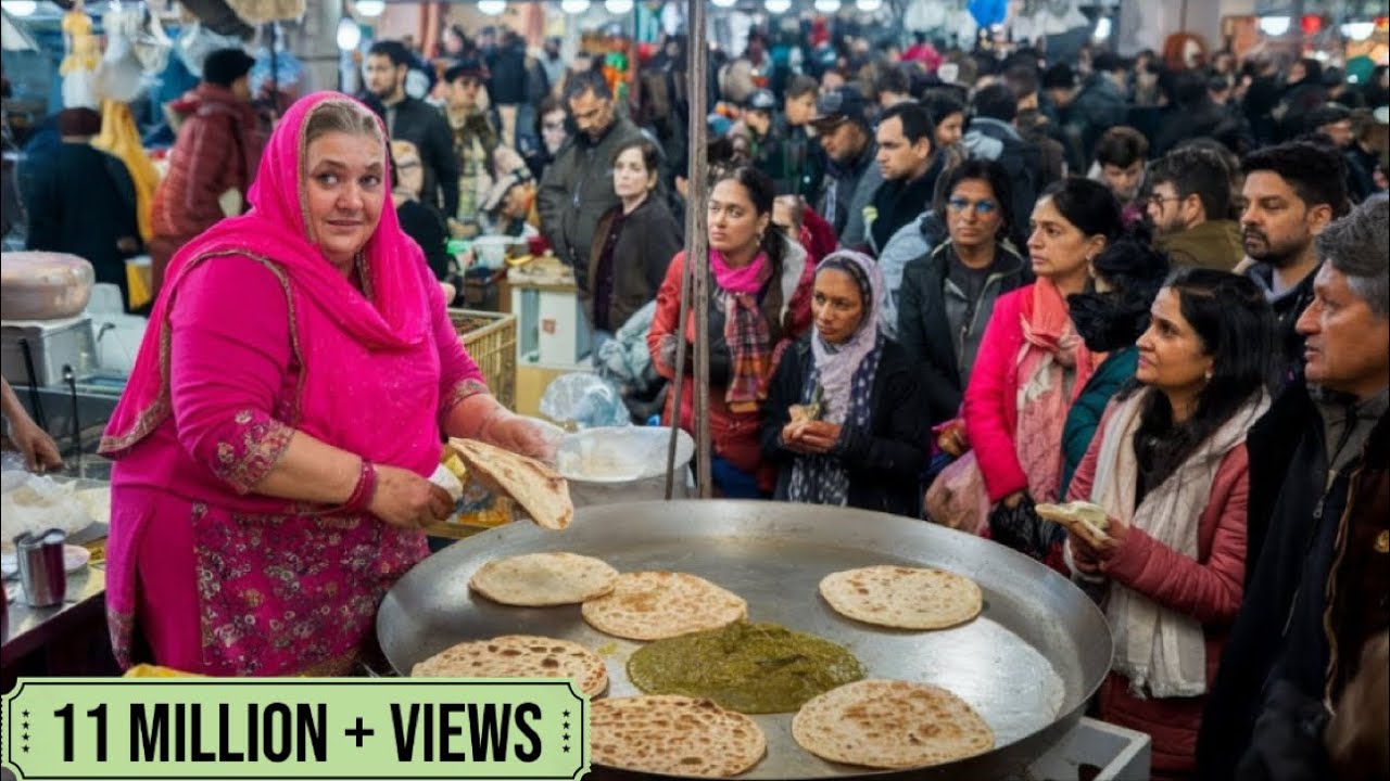 HARDWORKING LADY SELLING PARATHAS AT ROADSIDE | CHEAPEST DESI ROAD SIDE  BREAKFAST IN LAHORE