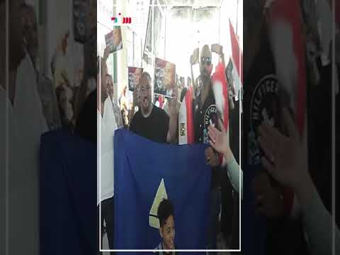 الدستور بالاعلام وصور السيسي.. أهالي دمياط يهتفون تحيا مصر أمام الشهر العقاري