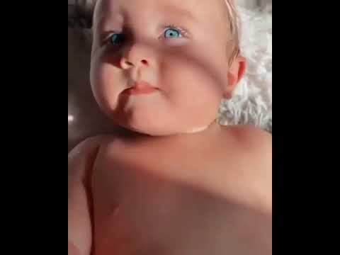 У ребенка оболденные глаза  The child has beautiful eyes