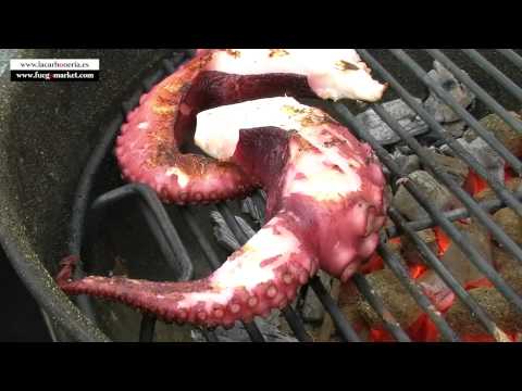 PULPO A LA BRASA CON PIMIENTOS DE PIQUILLO Y ACEITE DE PIMENTÓN