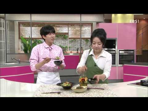 마른 새우 볶음밥과 샐러리 장아찌 (동영상)