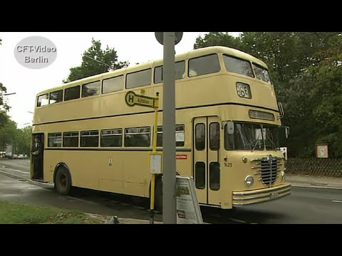 Alte Doppel- und Eindeckerbusse in Berlin