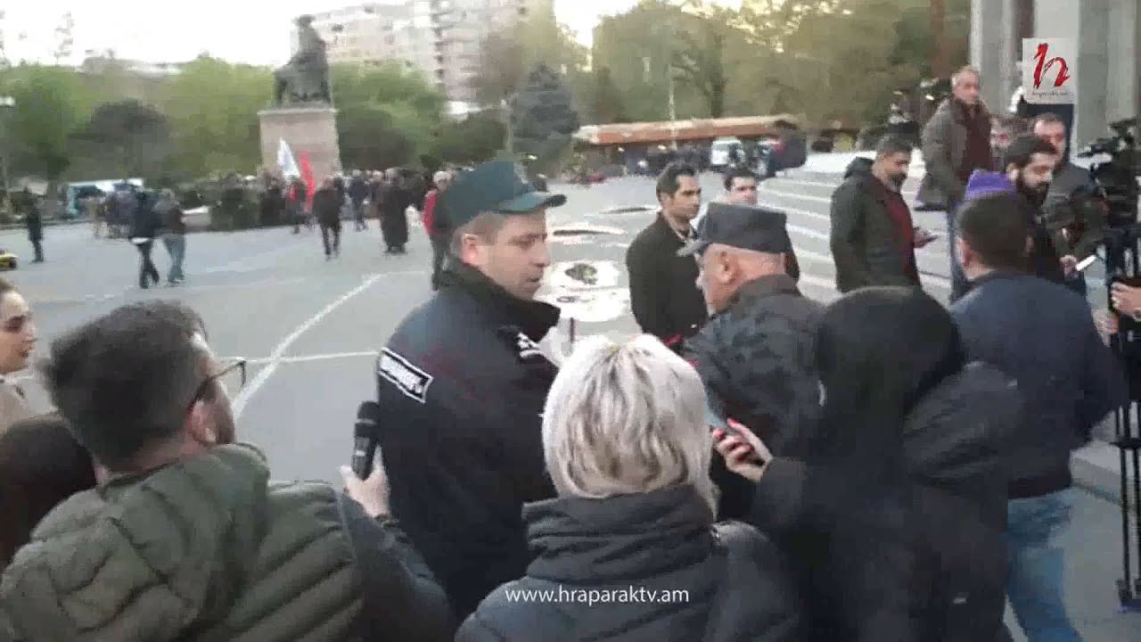 Ոստիկանները փորձում են կանխել վրանի տեղադրումը