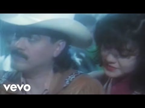 Los Tigres Del Norte - Los Dos Plebes (Chyron)