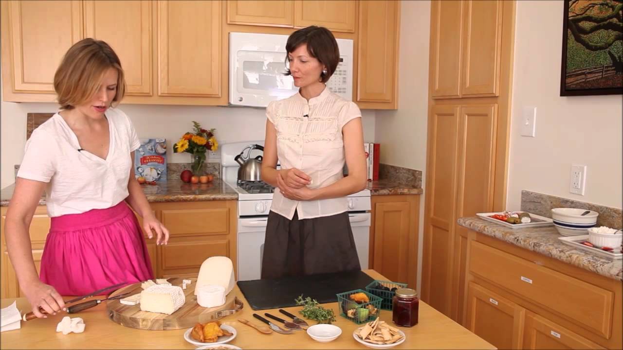 Do you cut off the top of the brie before baking? Tipseri