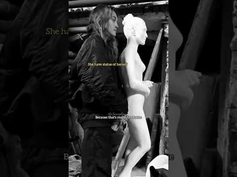 She gave her real statue to V for Winter ahead MV❤😩