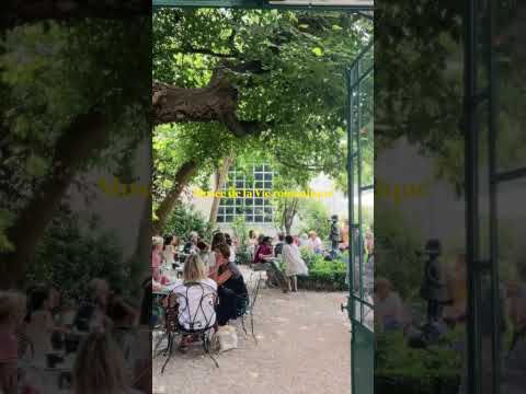 ハンモックのあるパリ風のバルコニーを手配する