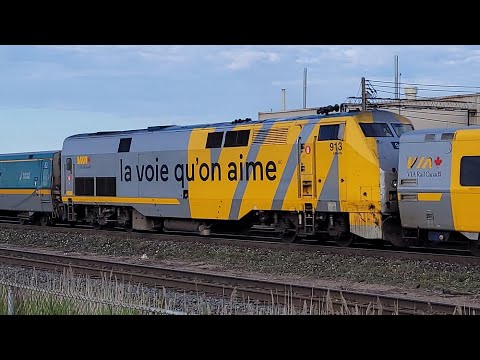 (40 Minutes Late!) (J-Train) VIA 75 - 919 And VIA 87 - 913 At Bronte