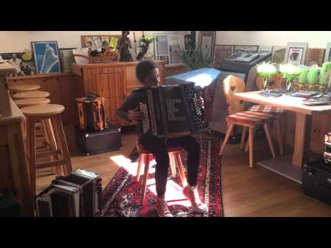 Emmi Klinger spielt die Donnerbalken Polka.