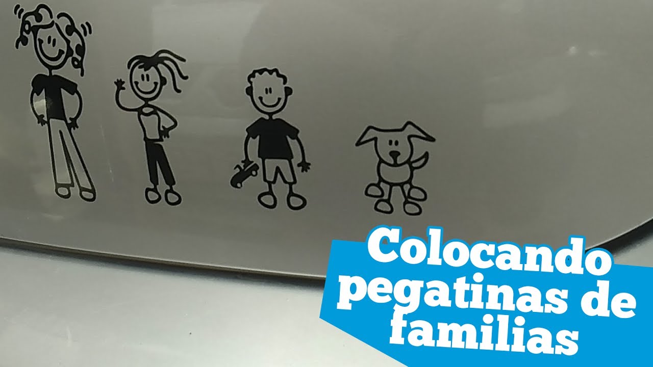 Colocando pegatinas de familias en un coche