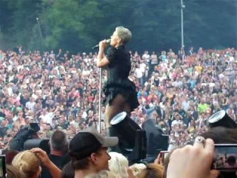 P!NK LIVE IN BERLIN - JUST LIKE A PILL 08.06.2010