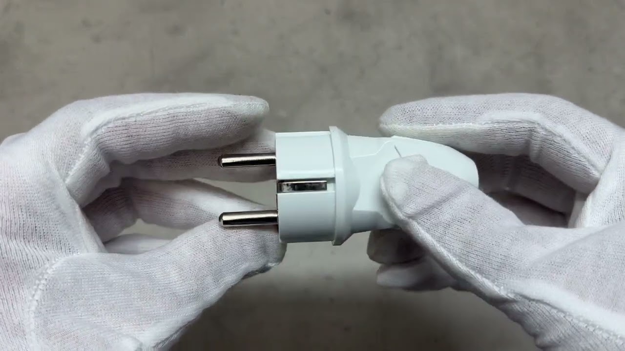 Вилка прямая LUXEL 1002 с заземлением белая