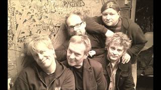 Eppu Normaali - Murheellisten laulujen maa +lyrics