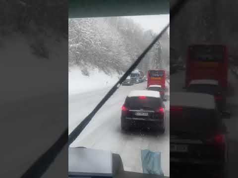 Audi Quattro zieht LKW im Schnee den Berg hoch